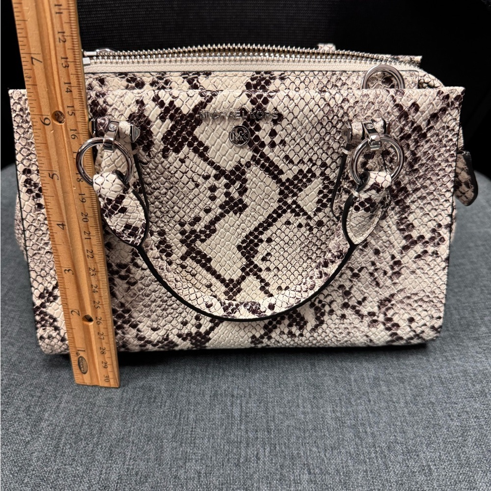 Adorable Michael Kors small satchel/crossbody - Picture 5 of 7
